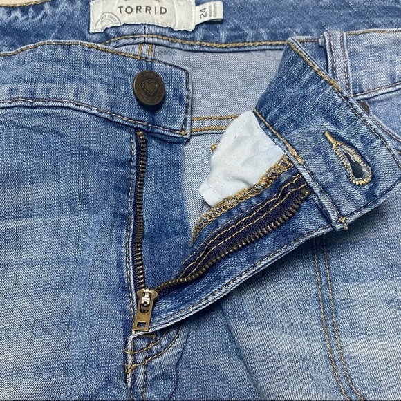 Torrid Blue Jean Mid Rise shorts Size 24 - Picture 3 of 9